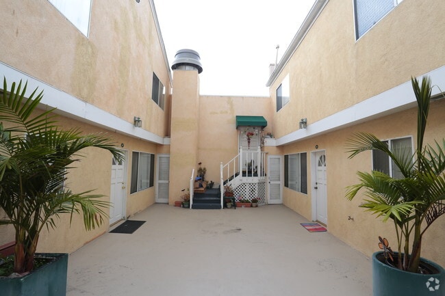 Building Photo - Redondo Townhomes