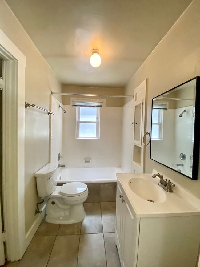Building Photo - 926-932 35