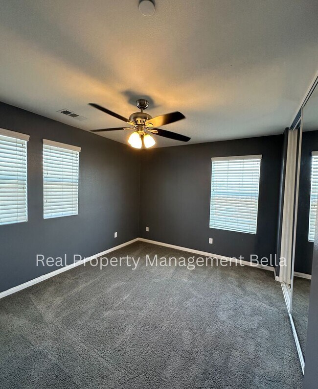 Building Photo - Cul-de-Sac Comfort + Space for Everyone