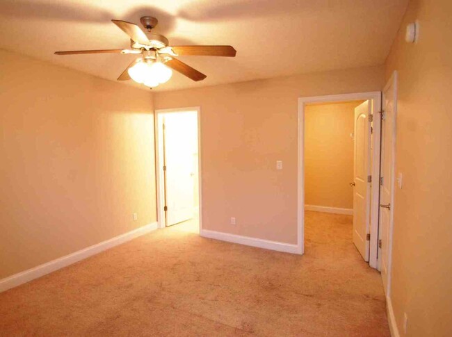 Building Photo - 2 BR Condo Located in Cornerstone. 5 Min t...