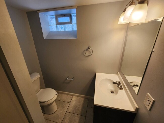 Building Photo - Charming 4-Bedroom Property in Prime Location