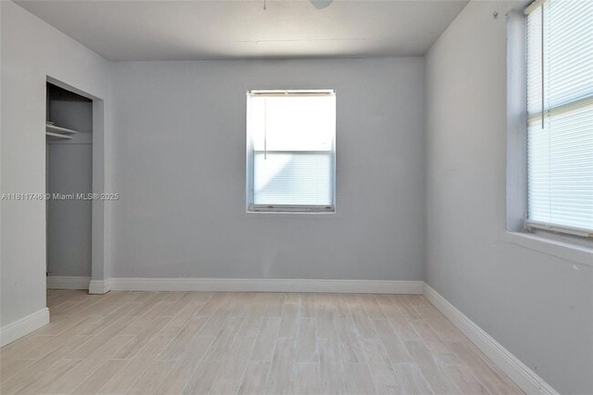 Building Photo - 562 W 4th St