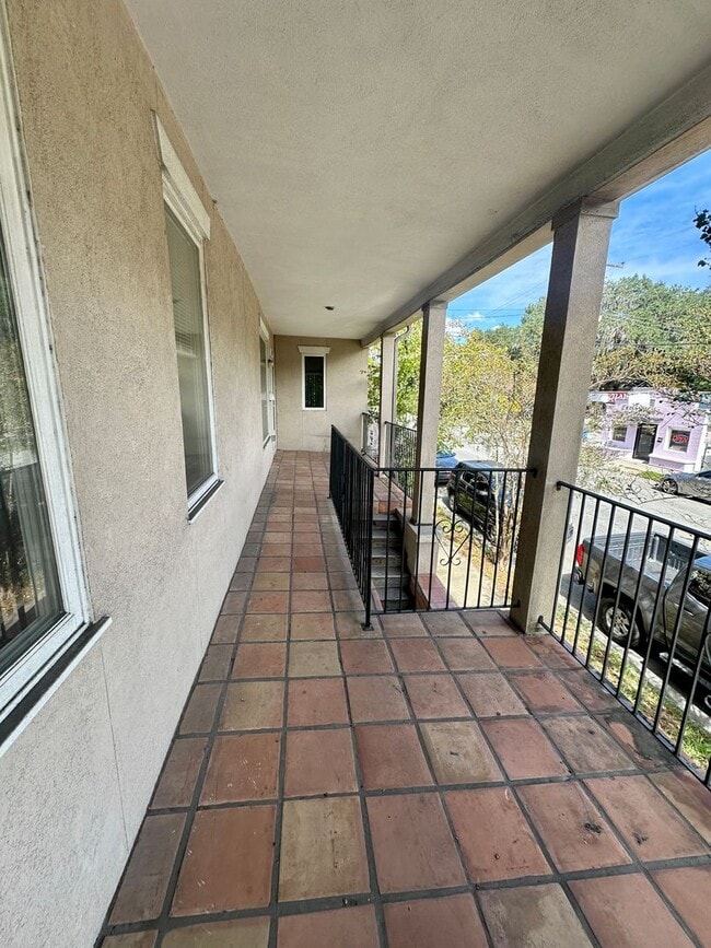 Building Photo - 3 BED | 2 BATH | GATED BACKYARD | THOMAS S...