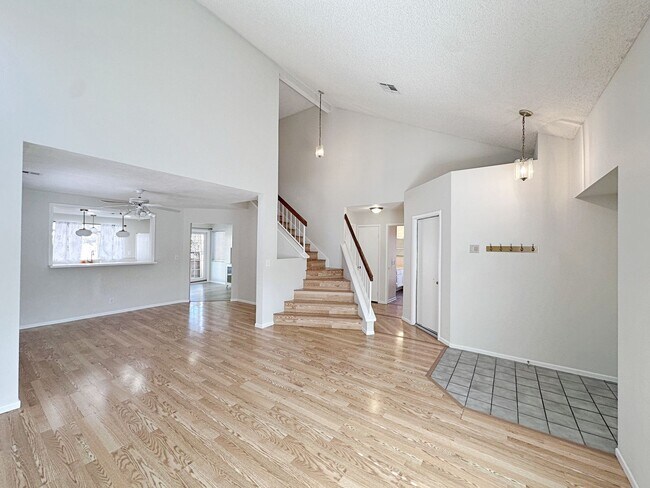 Building Photo - 4 BEDROOM 2.5 BATH HOME