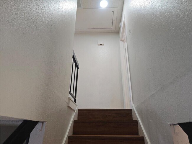 Building Photo - 7108 Creekside Dr