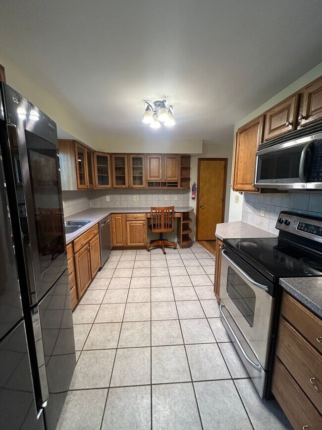 Building Photo - 3 bedroom, 3 bath house located in Park Forest
