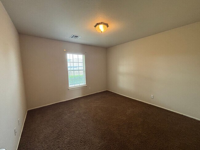 Building Photo - Awesome 3 bed/2bath/2 car Split floor plan in Southfork III!