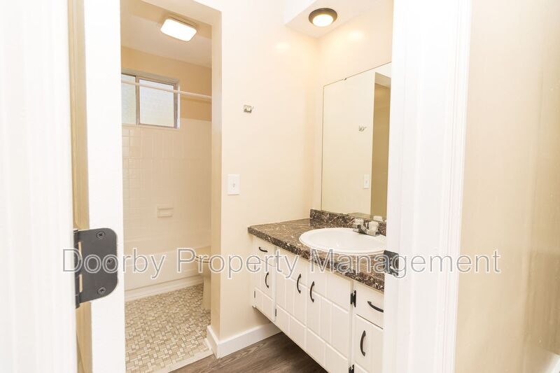 Building Photo - 2425 Ashmore Ave