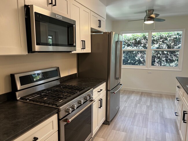 Building Photo - 2 Bedroom 1 Bath Completely Remodeled Apar...