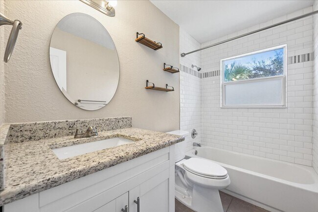 Building Photo - Beautiful and Upgraded 3/3 in South Tampa! Available Now!