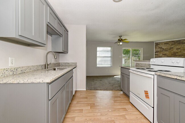 Building Photo - 1703 La Fontaine Ln