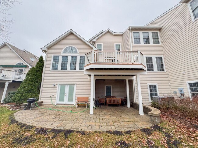 Building Photo - Lavish 4 Bed 3.5 Bath Home With Sunroom & Large Recreation Room In Desired South Riding