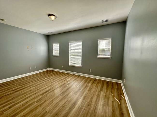 Building Photo - Studio Apartment in Downtown Bluffton Vill...