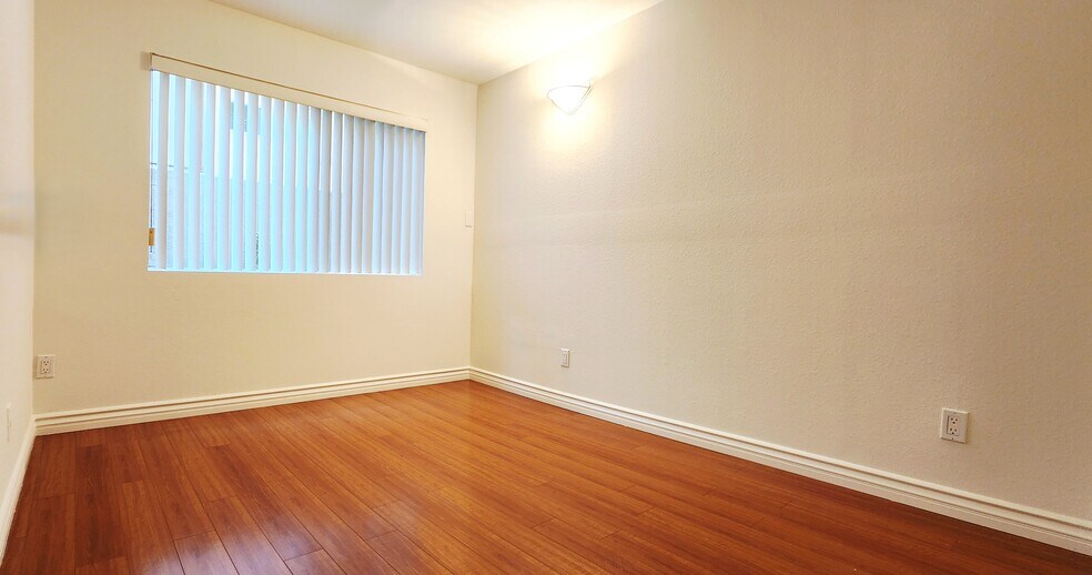 Building Photo - 557 W Stocker St