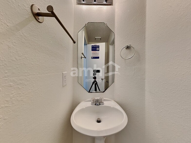 Building Photo - 1364 Honeysuckle Ln