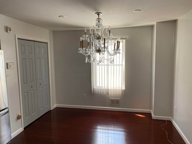 Building Photo - 183 Hutton St