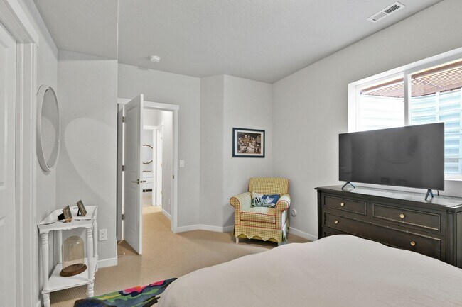 Building Photo - Beautiful "like new" home available for re...