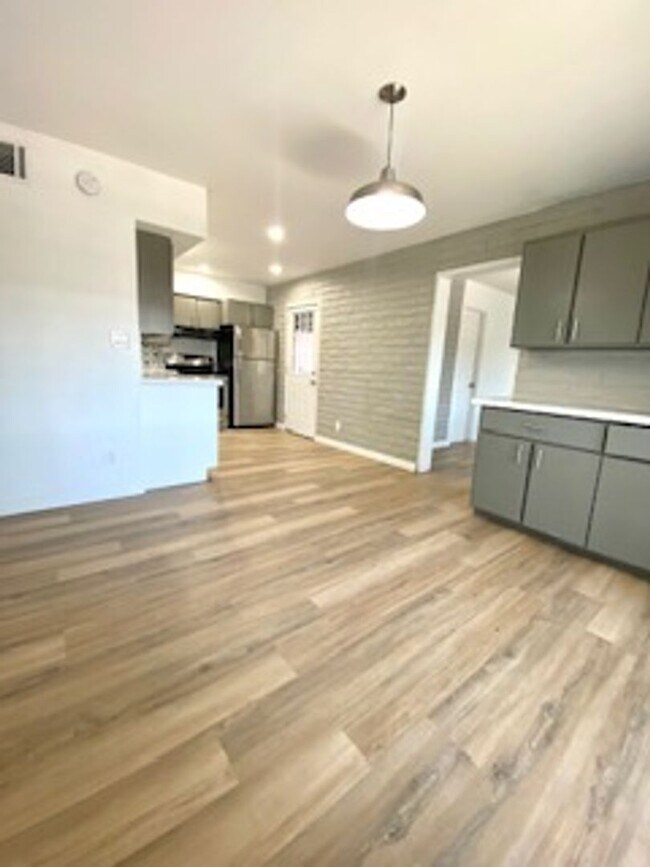 Building Photo - 4 bed 3, bath with connected guest house