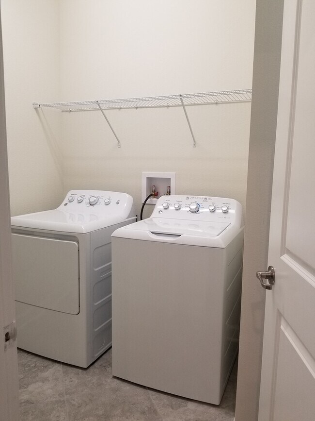 Building Photo - Must See Oaks at Moss Park Home!