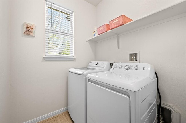 Building Photo - 9515 Tanager Way