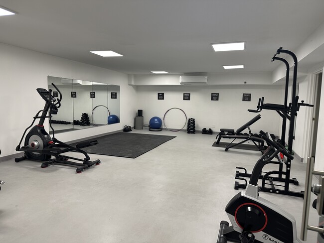 Fitness Room / Swimming Pool - 960 Larrabee St
