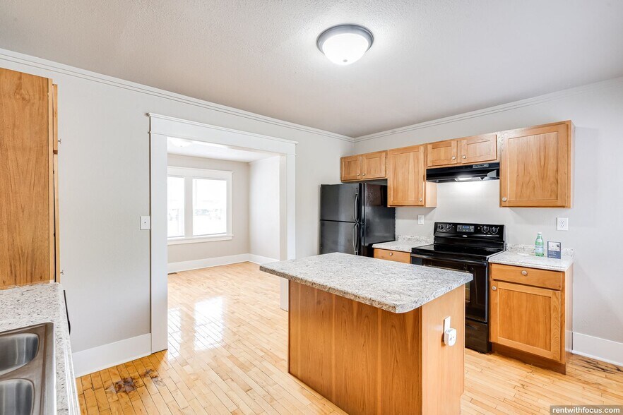 Building Photo - 1202-1312 Summit Ave