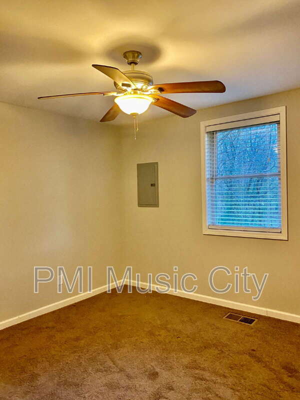 Building Photo - 197 Hicks Rd