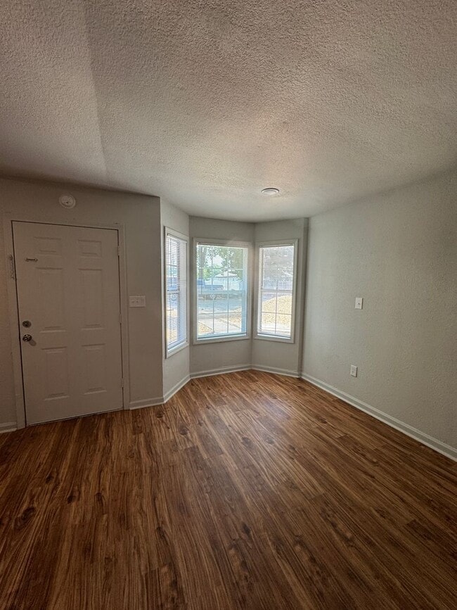 Building Photo - REMODELED 3/1  apartment in Trumann AVAILA...