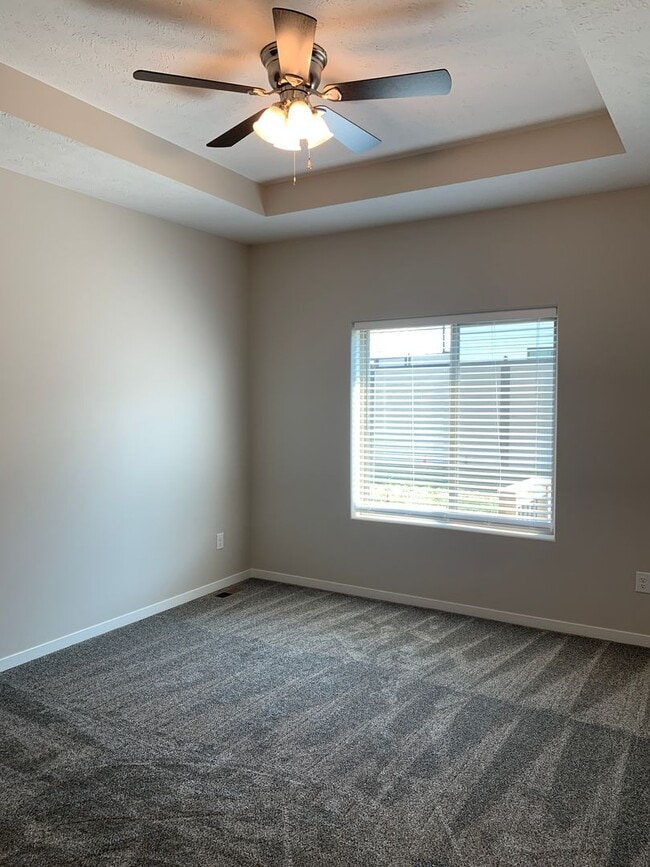 Building Photo - Zero entry ranch townhome with 2 stall garage. Laundry on main level, 2 bedrooms/2.5 bath in SE L...