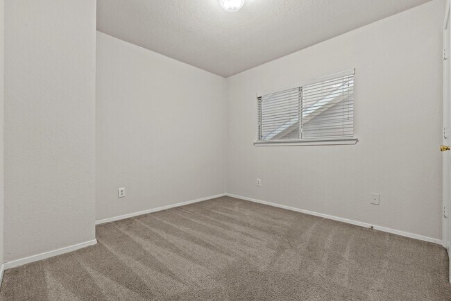 Building Photo - 1617 Nichole Woods Dr