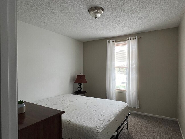 Building Photo - 3 bedroom fully furnished apt