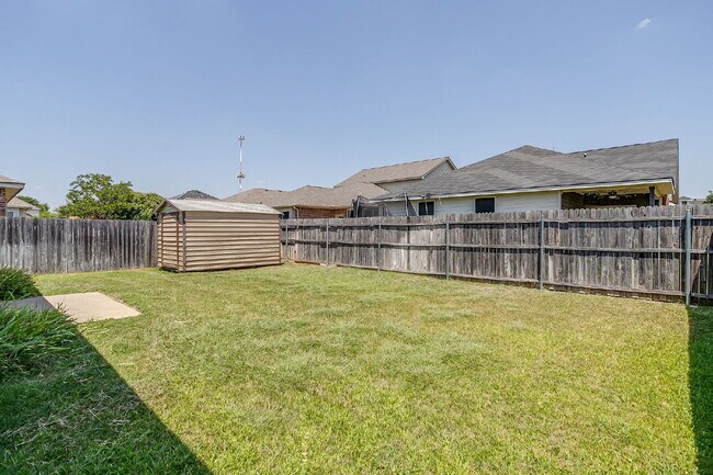 Building Photo - Fully Furnished 3 bed, 2 bath in White Settlement!