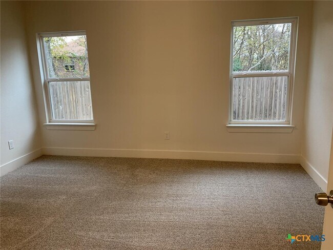 Building Photo - 1862 Royal Loop