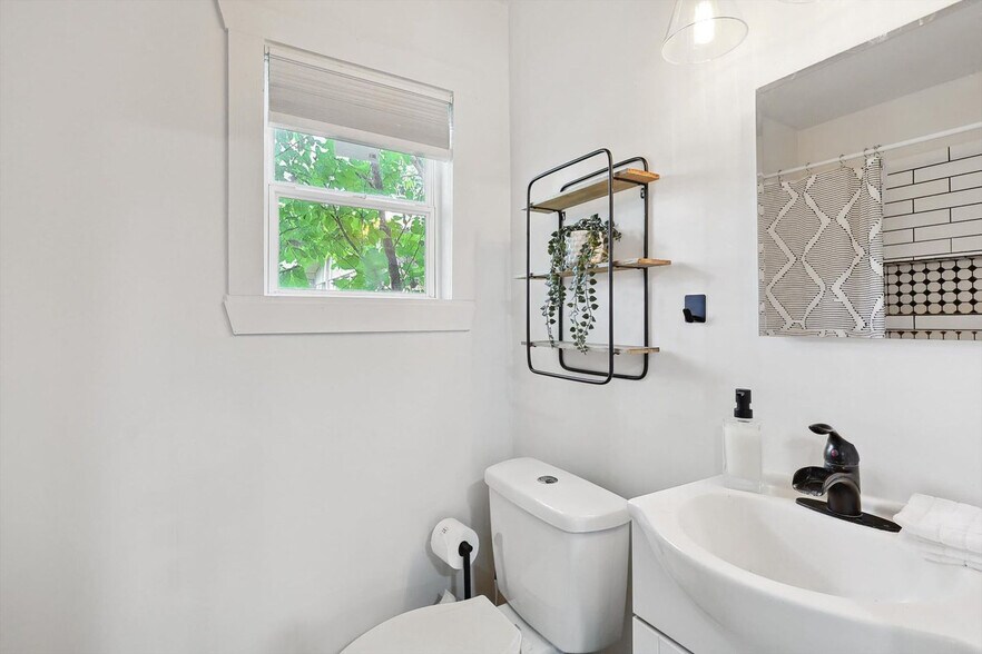 Building Photo - 329 Blandin St