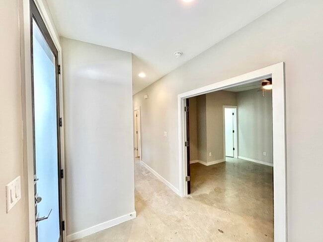 Building Photo - 2204 Lola Ct