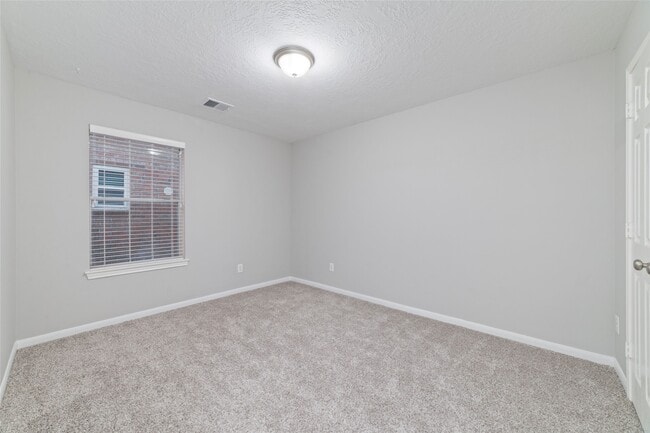 Building Photo - 3323 Shadowfern Dr