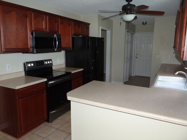 Building Photo - Lovely 3 bedroom 2 bath home in 55 and older neighborhood with 2 car garage