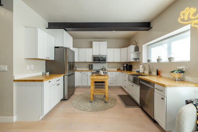 Building Photo - 255 Matterhorn Dr