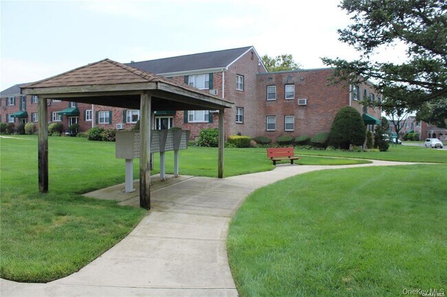 Building Photo - 1065 Fenwood Dr