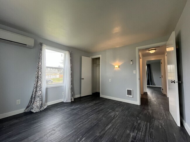 Building Photo - Updated Single-Level 3BD/2BA Home with Stainless Appliances, Expansive Yard & Flexible Layout