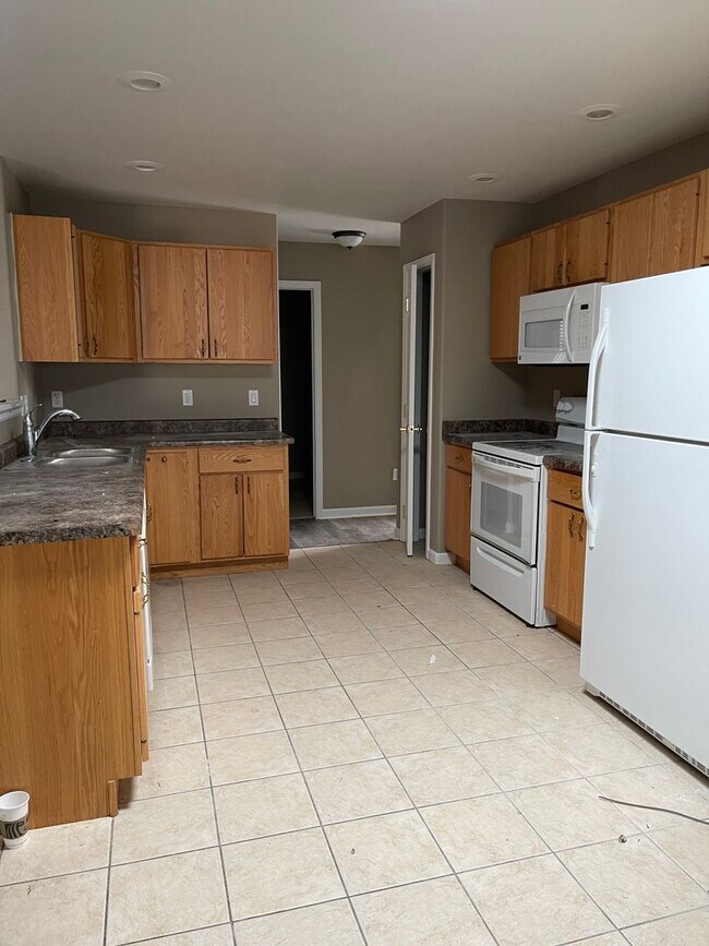 Building Photo - 3 Bedroom 2 bathroom