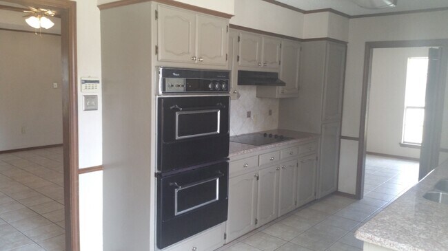Building Photo - 10158 Azrok Ave