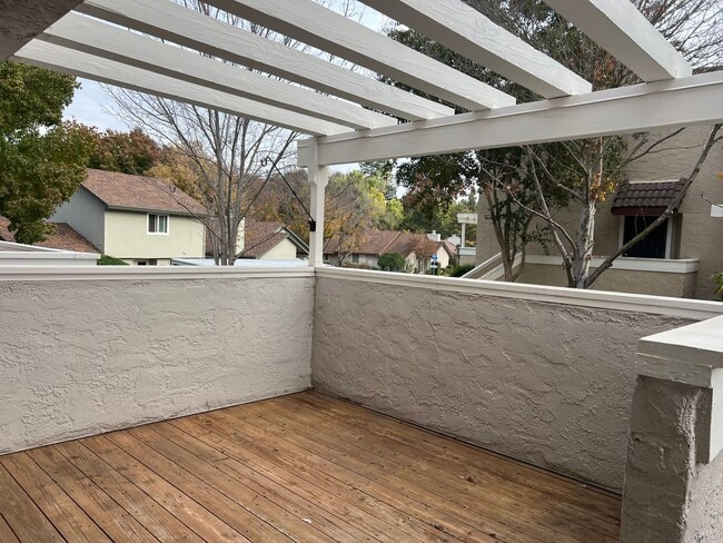 Building Photo - Spacious Townhome in Swallows Nest Country Club