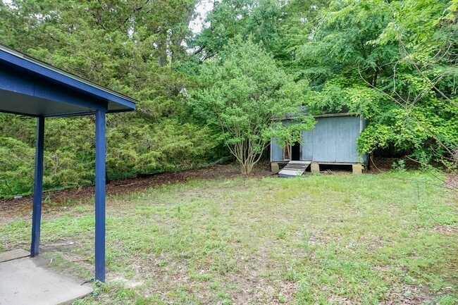 Building Photo - Three Bedroom Home!
