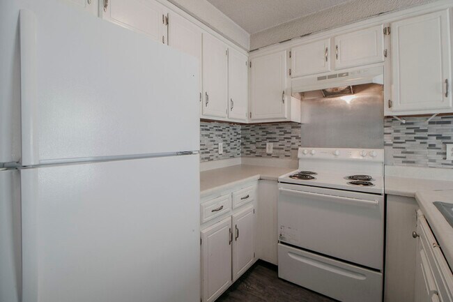 Building Photo - 571 Garnet Dr