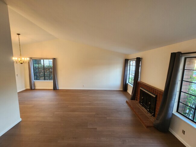 Building Photo - 3 Bonanza Ct