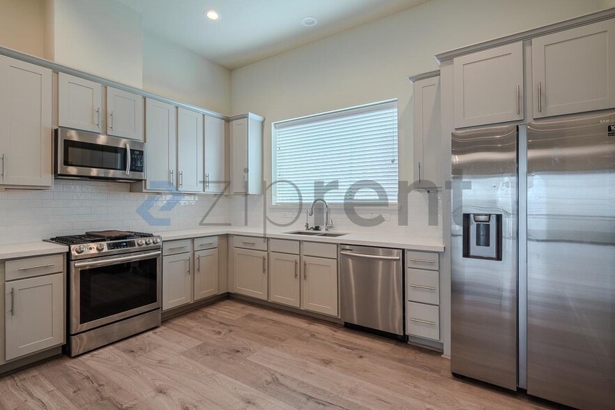 Building Photo - 5209 Allen St