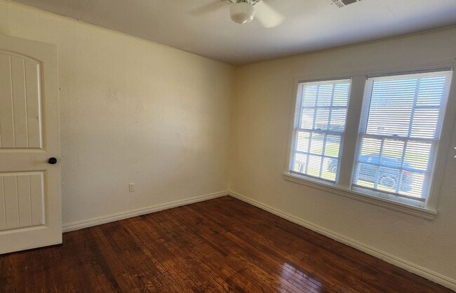Building Photo - 2 bed 1 bath with laundry room