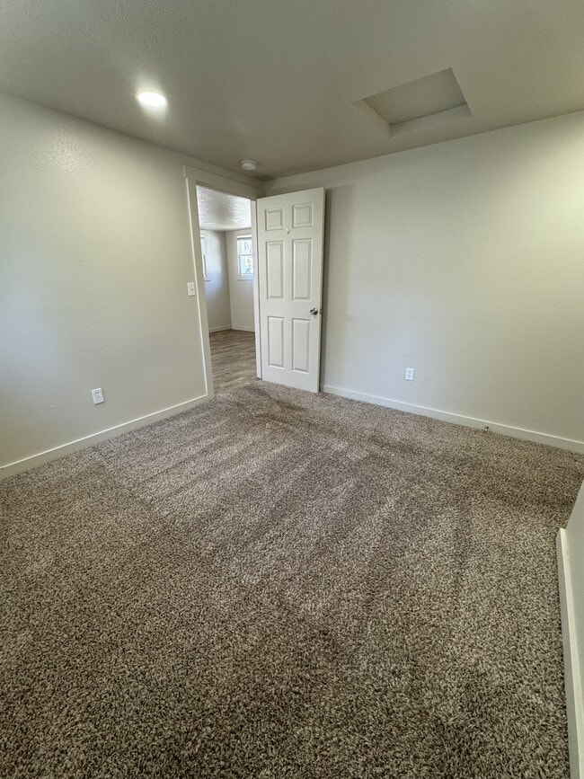 Building Photo - 1285 E 4th N