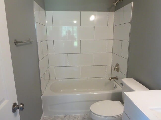 Building Photo - 324 2nd St